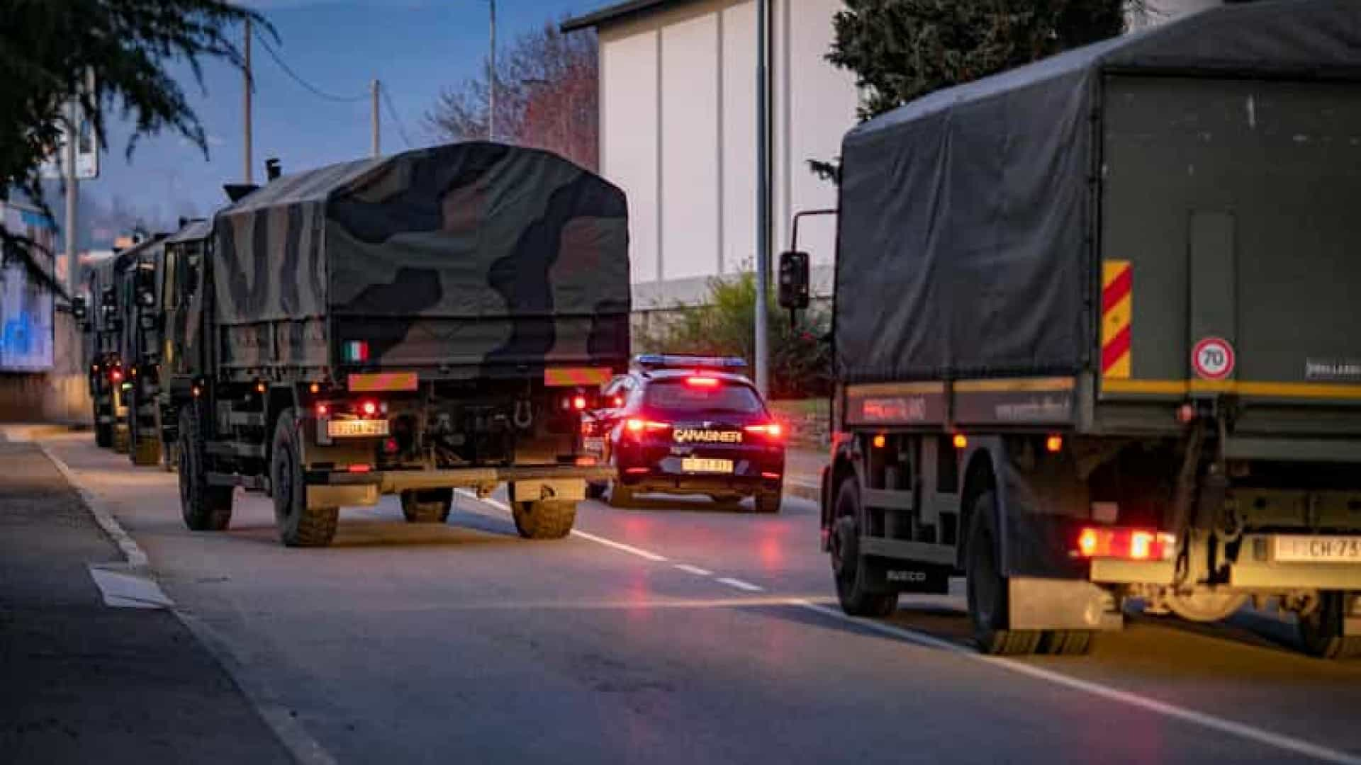 TRÁGICO: Fotos chocantes mostram caminhões transportando caixões na Itália