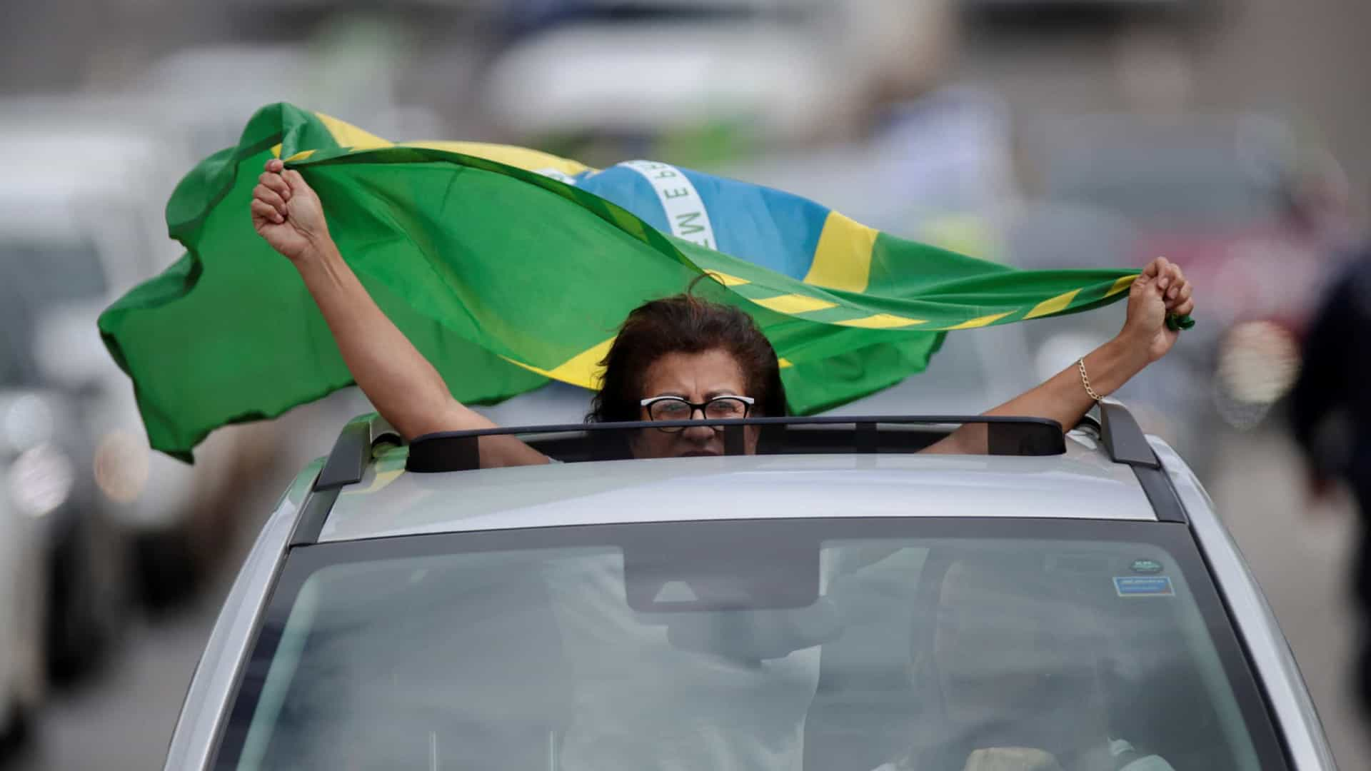 VIOLÊNCIA: Manifestantes agridem mulher com soco e chutam rapaz durante evento