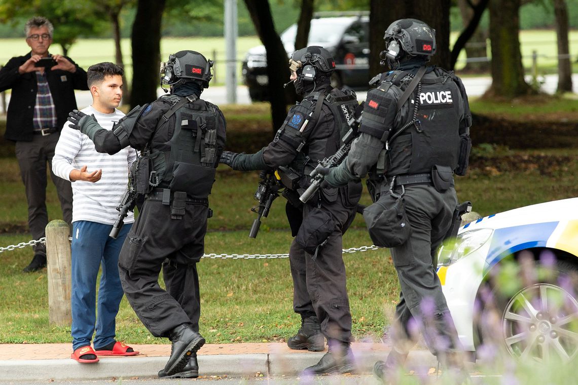 PÓS-TRAGÉDIA: Neozelandeses entregam voluntariamente suas armas após massacre