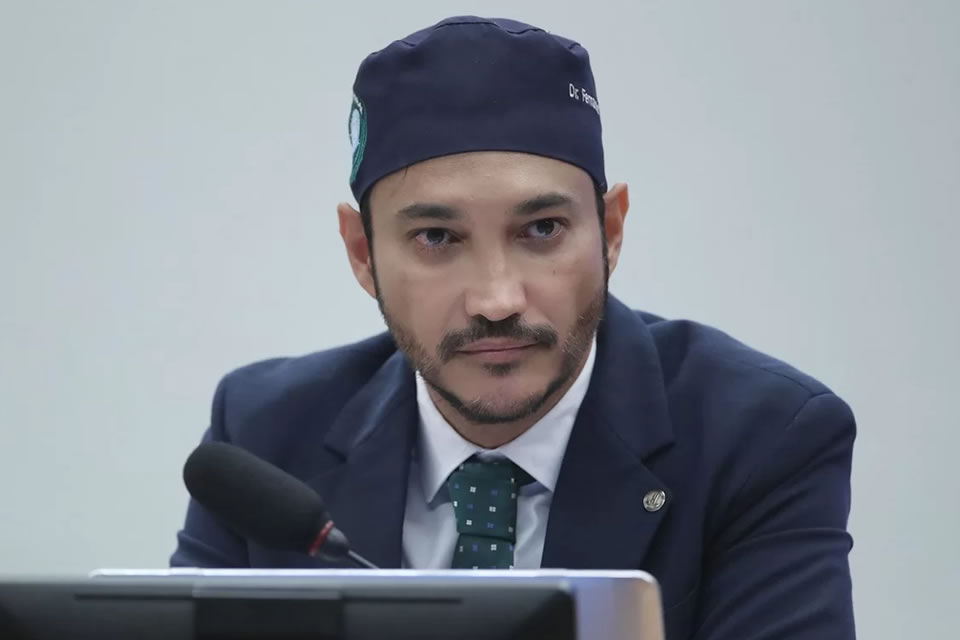 DE OLHO NO GOVERNO: 'Tenho orado e pedido direcionamento a Deus', diz o deputado Fernando Máximo