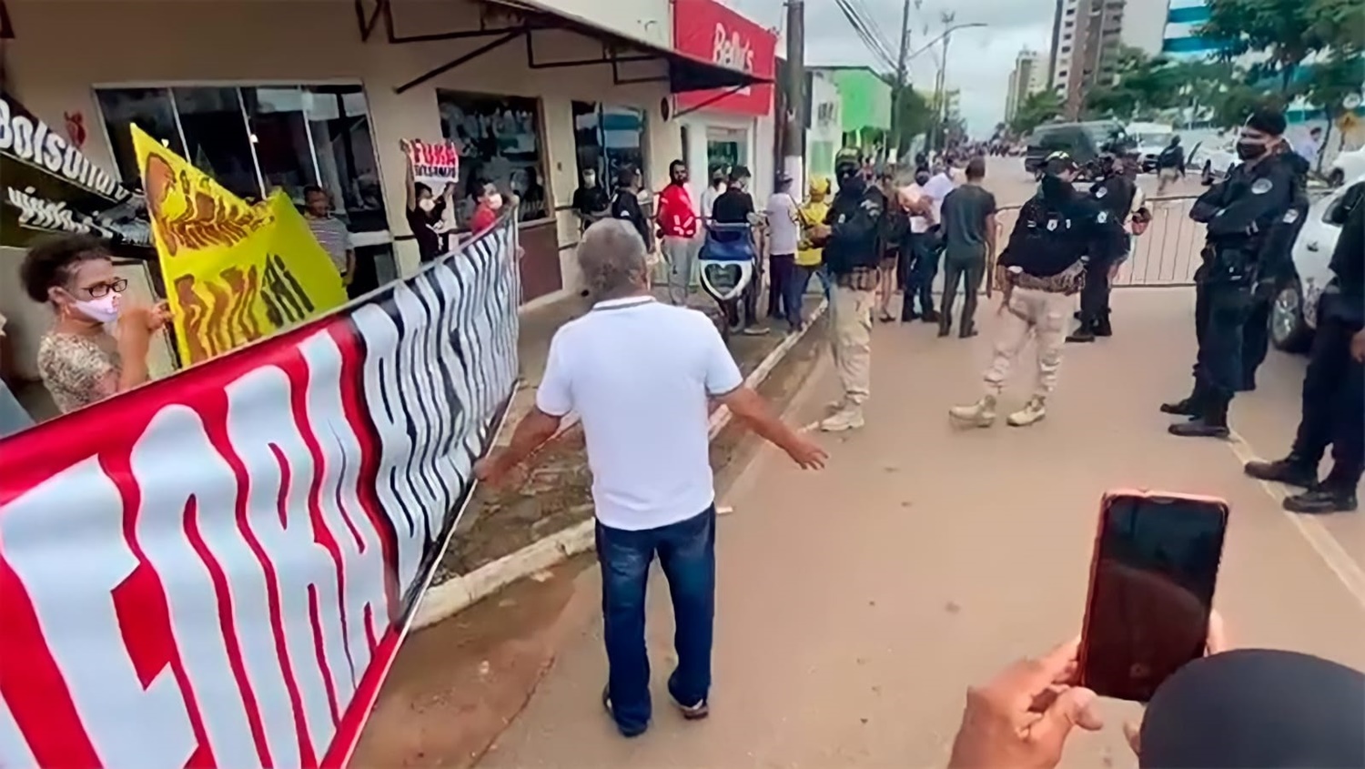 COM FAIXAS: PRF ameaça de prisão manifestantes contra Bolsonaro