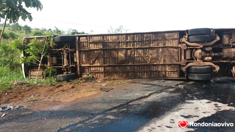 VÍDEO: Ônibus que vinha do Acre para RO tomba na BR-364