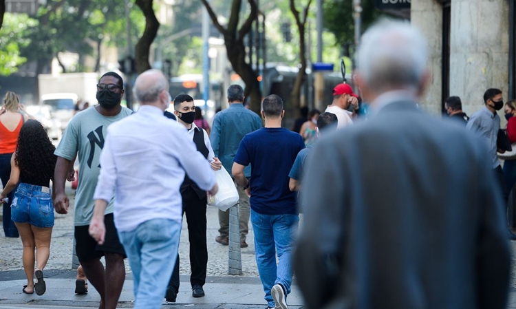 DIMINUINDO: Média de mortes por covid-19 tem queda de 32% em um mês no país