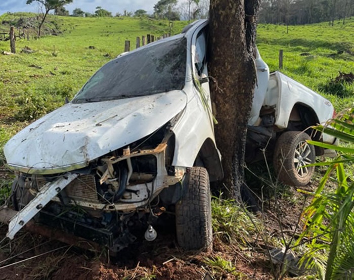 ACIDENTE: Motorista perde controle e Hilux fica destruída após bater em árvore