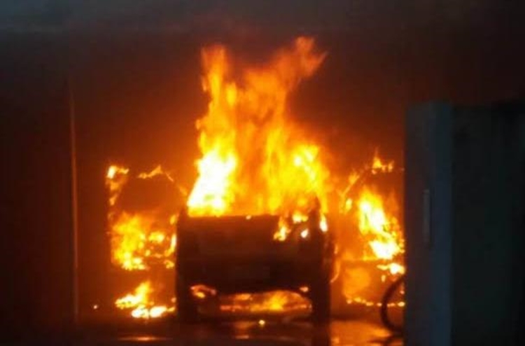 CRIMINOSO: Automóvel é incendiado na garagem de residência