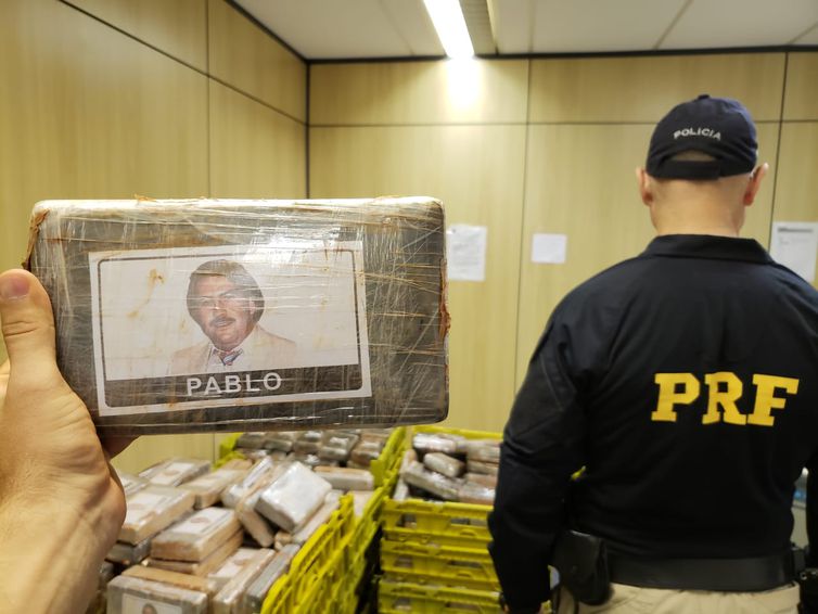 PRF apreende 889 quilos de cocaína com foto de Pablo Escobar  em Curitiba