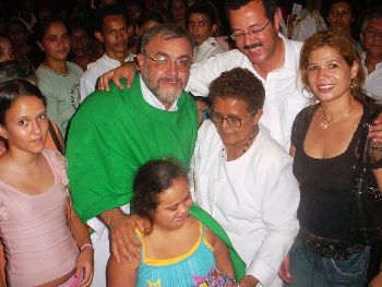 Homenagens emocionadas na despedida de padre Enzo