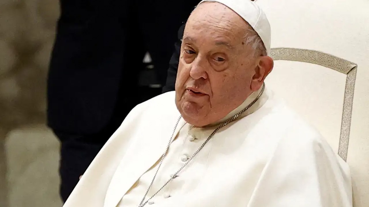 CATÓLICOS EM ALERTA: Papa Francisco recebe transfusão de sangue por causa de crise asmática