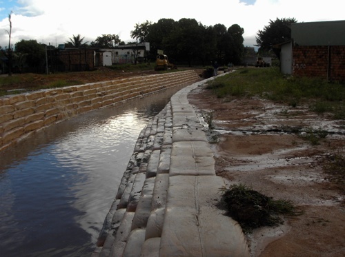 Impasse com moradores do canal dos Tanques envolve promessas da prefeitura e determinação do Ministério Público- Confira fotos