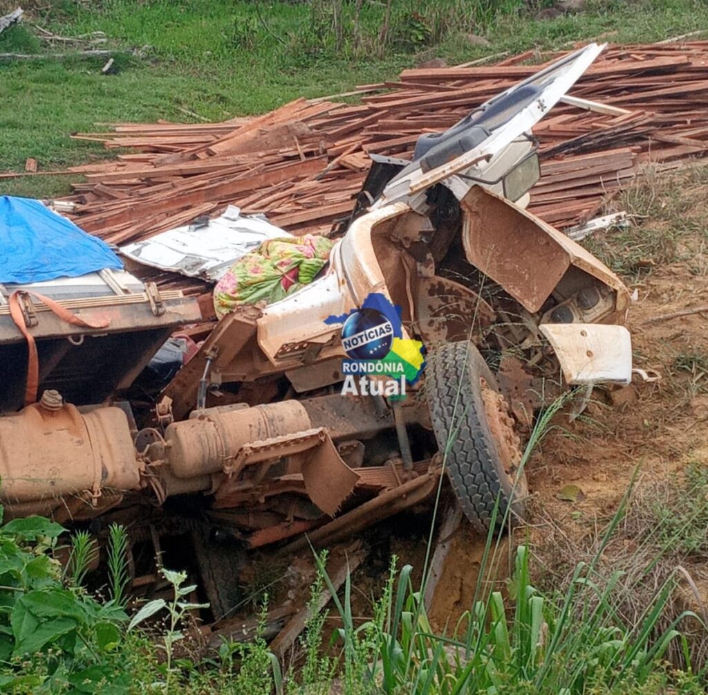 FATAL: Motorista morre após perder controle da direção e caminhão tombar