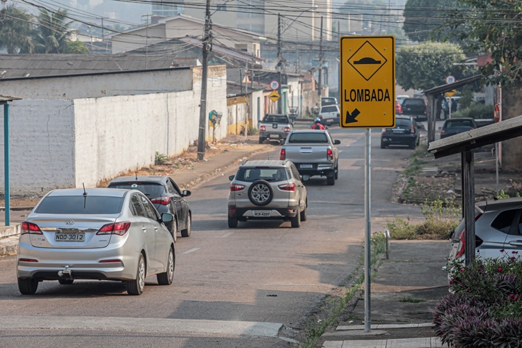 TRÂNSITO: Mais de 500 novas placas de sinalização são instaladas na capital