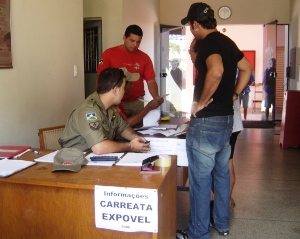 EXPOVEL - Bombeiros fazem plantão até meia-noite para vistoria de carretas