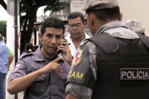 AMAZONAS - Policial fardado é assaltado no centro