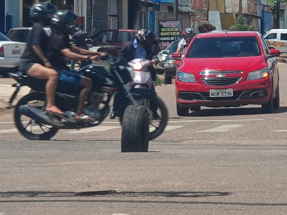 CENA DA CIDADE: Pneu é utilizado para sinalizar buraco na avenida Amazonas