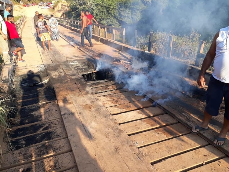 NA MADRUGADA:  Ponte da Vala é incendiada e pode ter ficado com a estrutura comprometida