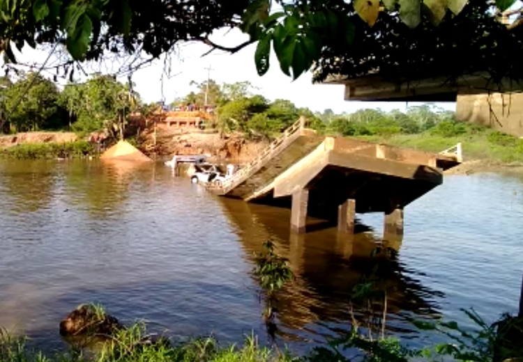 MORTOS E FERIDOS: Após desabamento de ponte, trecho da BR-319 fica totalmente bloqueado