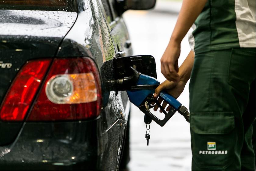 QUEDA: Preço da gasolina na refinaria será o menor em 2 meses