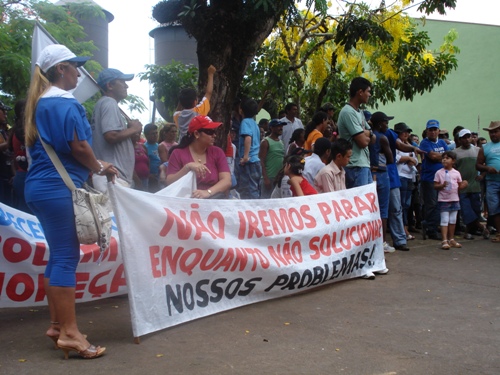 Revoltados com operação da PF garimpeiros realizam manifestação em praça da capital -  Confira fotos</font