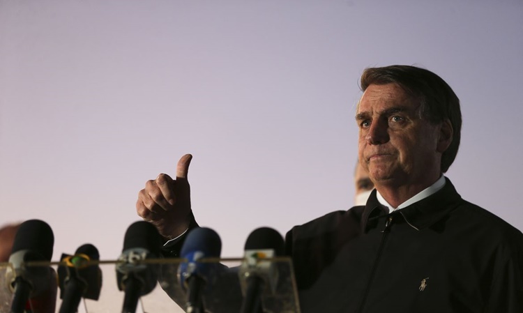 LIBERADO: Bolsonaro anuncia veto à proibição de festa em condomínio por síndico