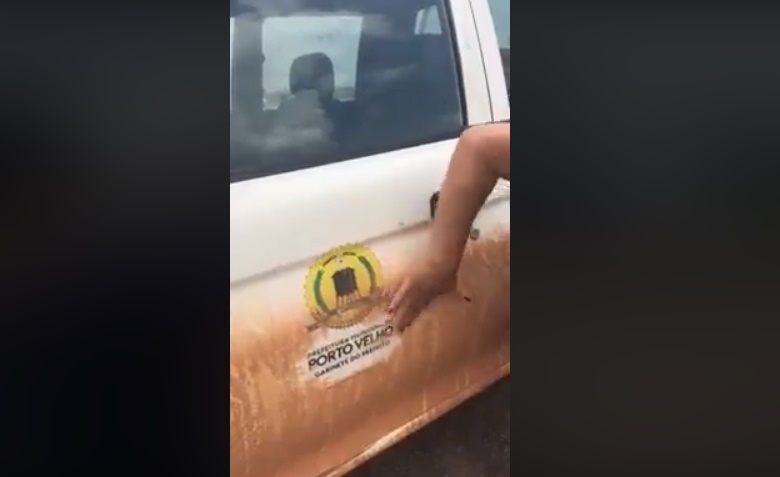 VÍDEO: Funcionário público é flagrado com carro oficial fazendo compras no shopping