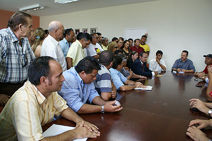 Sob escolta policial prefeito ouve sugestões de taxistas  sobre “liminar das placas”