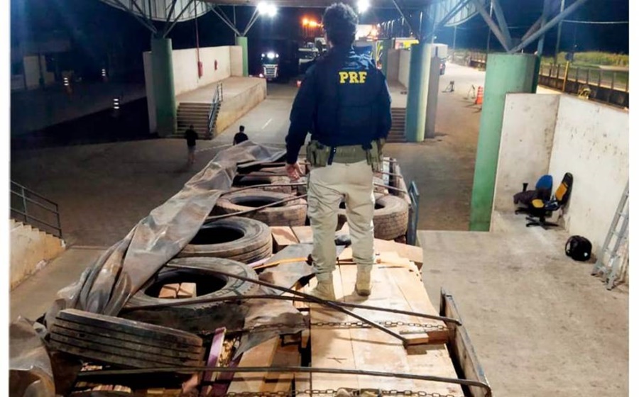 FLAGRANTE: PRF apreende na BR 364 madeira ilegal e pneus contrabandeados da Bolívia