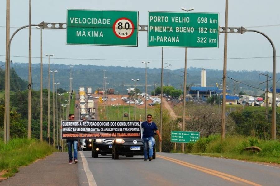 PROVIDÊNCIAS: Motoristas de app protestam na BR 364, pedindo redução de ICMS