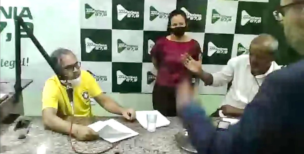 VÍDEO: Prefeito invade entrevista e ameaça agredir deputado