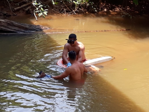 AFOGADO: Motociclista morre após perder controle de veículo e cair em rio de Rondônia