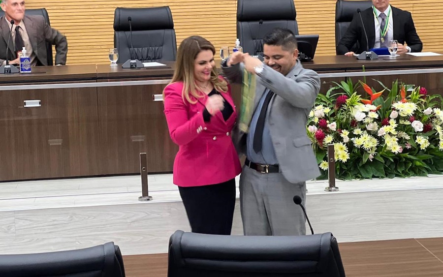 QUÍLVIA CARVALHO: Advogada recebe medalha por programa que regularizou 60 mil imóveis em RO