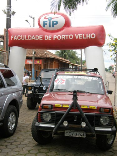 Rally do Batom realiza adesivagem dos carros no Ki-Frango