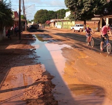 RUIM DE SERVIÇO: Morador da zona Leste mostra rua sendo recapeada na lama