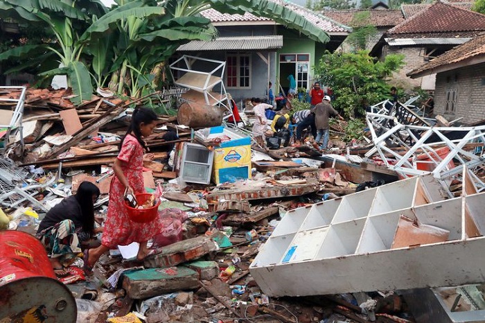 PÓS TSUNAMI: Equipes trabalham 24 horas nas buscas por sobreviventes na Indonésia