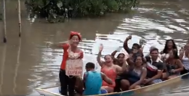 Ribeirinha passa no vestibular e celebra navegando