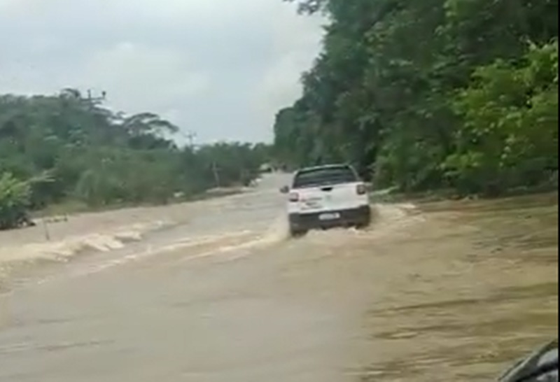 DESTRUIÇÃO: Chuva causa estragos e bloqueia passagem pelo RO-140 próximo à Cacaulândia