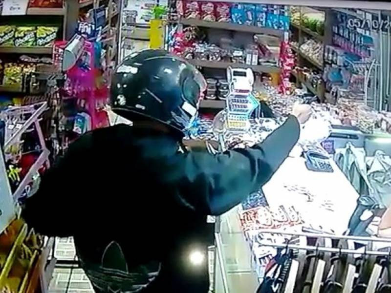 ARMADO: Homem assalta mercado e foge levando 6 caixas de cerveja e 2 litros de uísque