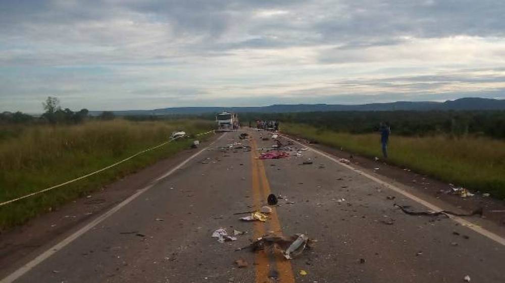 TRAGÉDIA: Carro atinge carreta em rodovia e mata 4 moradores de Rondônia