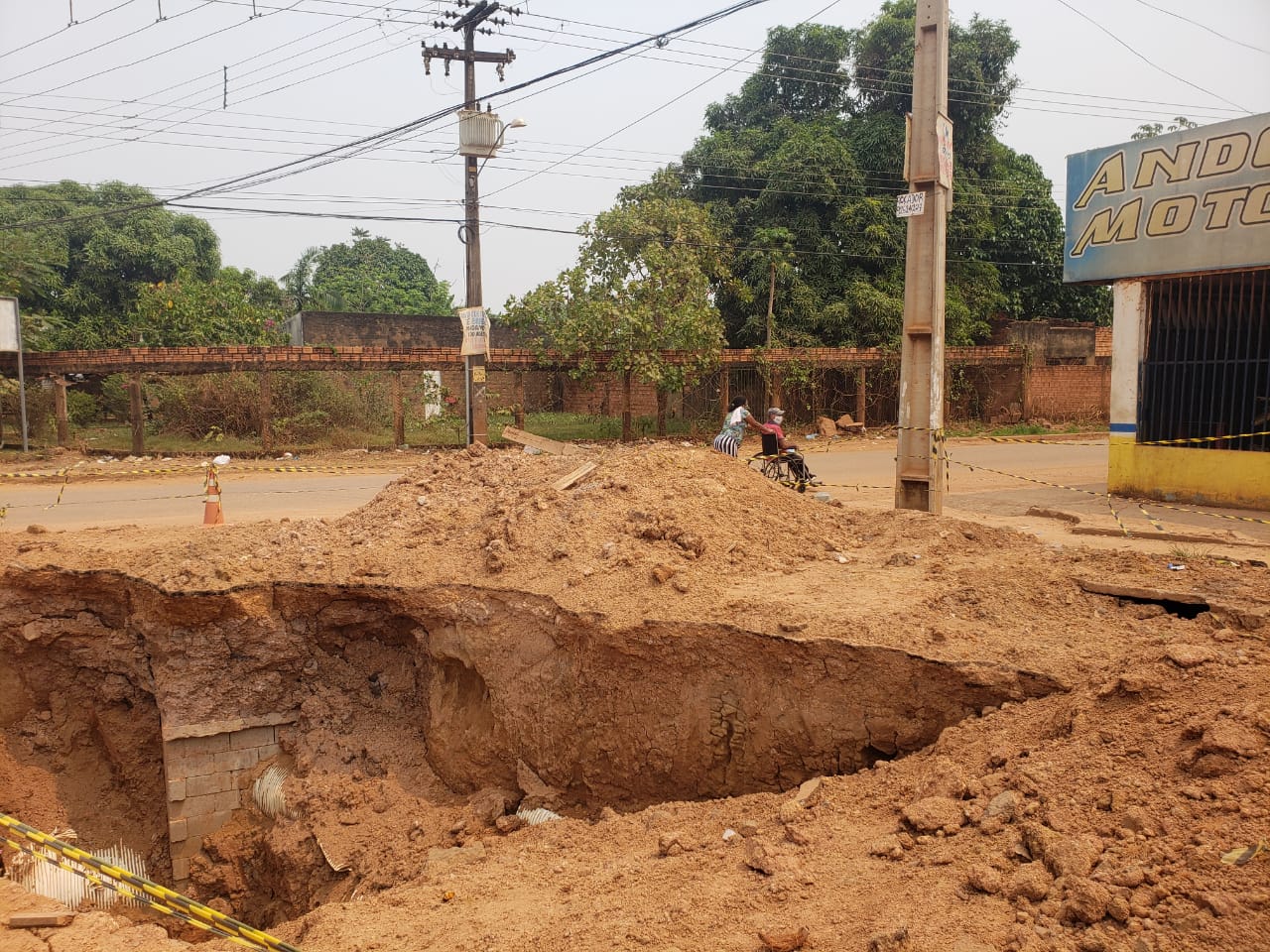 TRANSTORNO: Comunidade sofre com lentidão em obra da prefeitura na zona Leste 