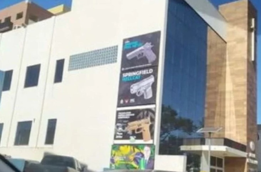 CASCAVEL: Muro de igreja exibe propaganda ilegal de armas e de Bolsonaro