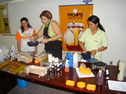 Mulheres aprendem a fabricar sabonetes a base de mel em Rondônia