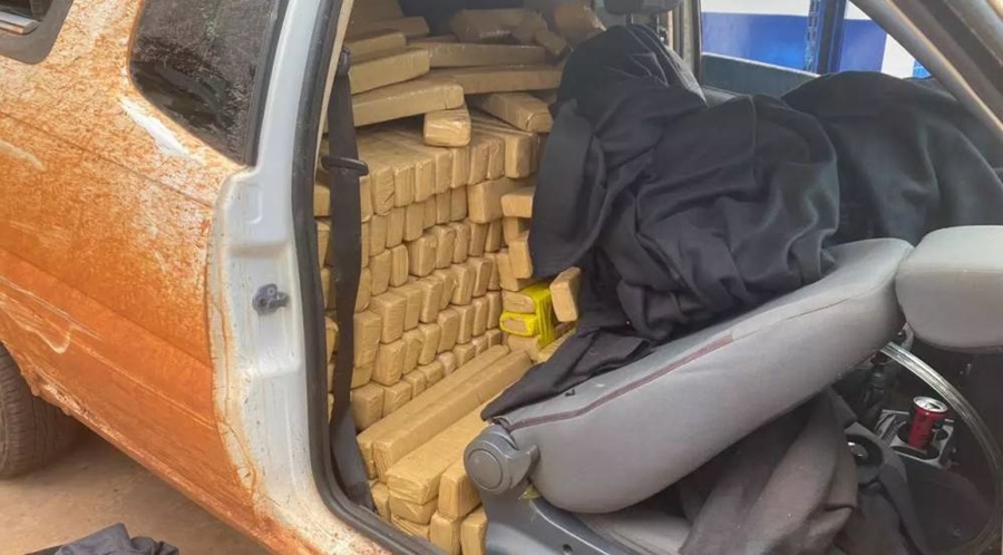 TRÁFICO: Homem abandona carro roubado e polícia encontra 570 kg de maconha