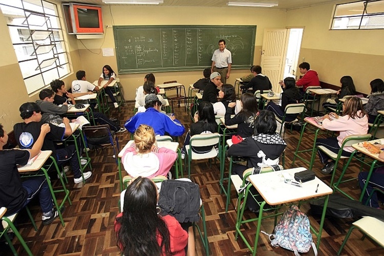 TEMOR: Volta às aulas coloca em risco 9,3 milhões de adultos e idosos