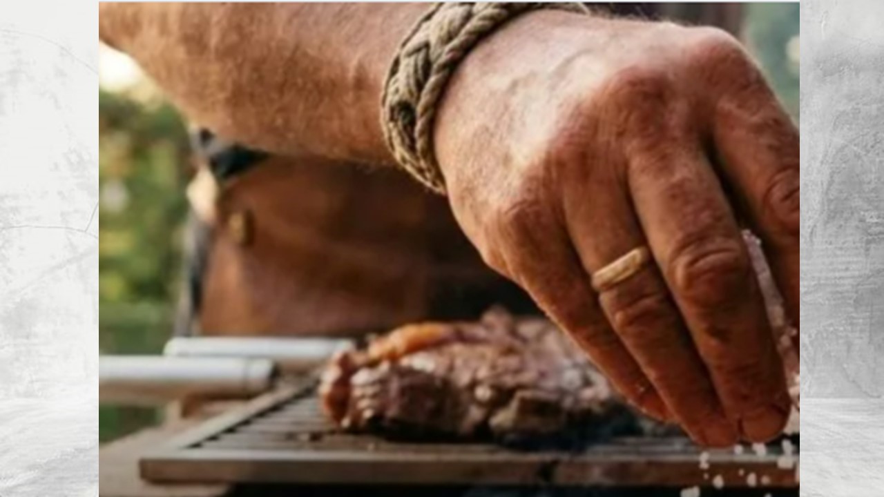 SEGREDO DOS MESTRES: Por que você deve polvilhar sal grosso na brasa do churrasco? 