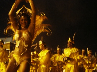 Desfile das Escolas de Samba leva multidão para Avenida