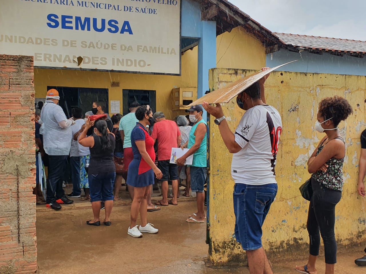 PENÚRIA: Portovelhenses encaram chuva e longas filas para fazer teste rápido de COVID-19