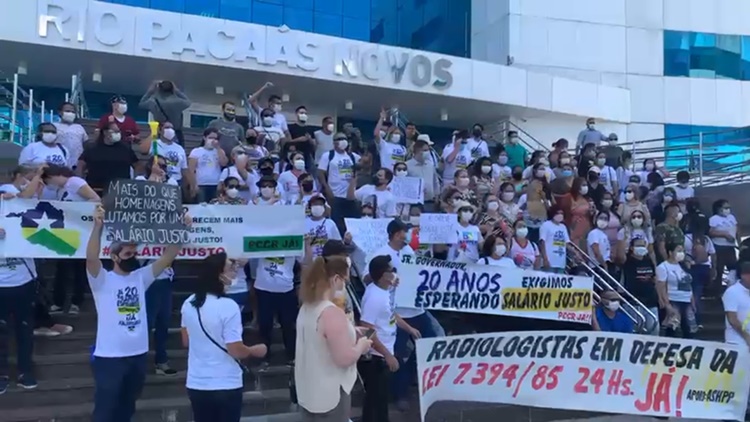 PCCR: Servidores da saúde protestam dentro da sede do Governo do Estado 