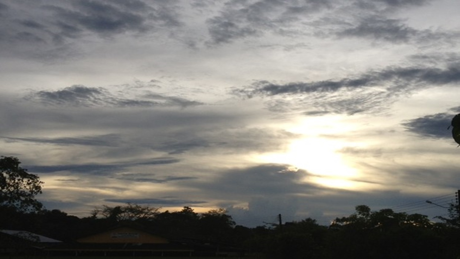 CINZENTO: Sipam diz que quinta-feira (17) terá sol entre muitas nuvens em RO