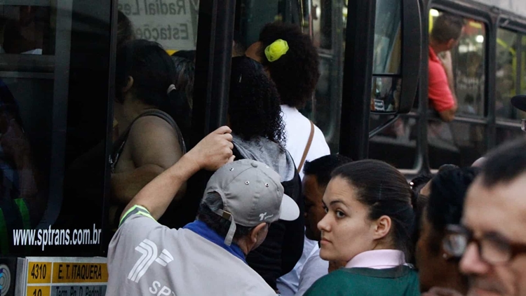 VANDALISMO: Oito ônibus são incendiados em nova onda de ataque e Polícia Civil investiga