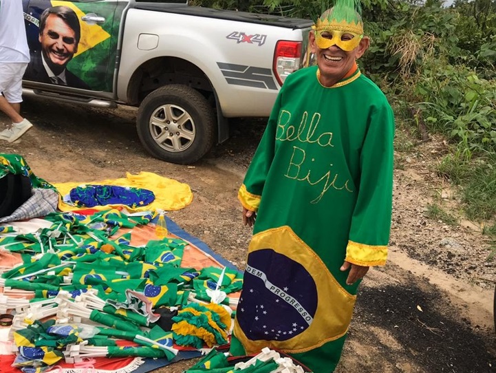 NA PONTE: Vendedores ambulantes aproveitam para faturar com as cores verde e amarelo 