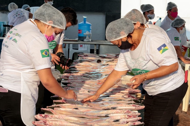 TAMBAQUI DA AMAZÔNIA: Trabalho em equipe e preparo do peixe assado marcam sucesso do Festival